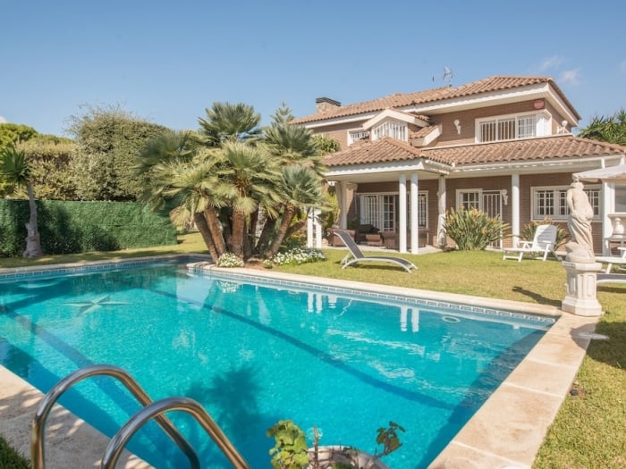 R60 Villa con jardín y piscina