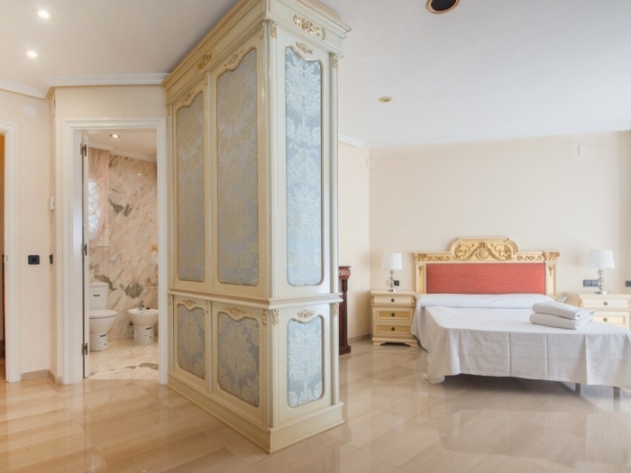 image R60 Villa con jardín y piscina 12