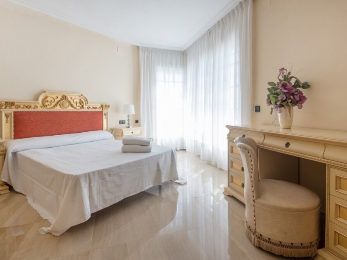 image R60 Villa con jardín y piscina 13