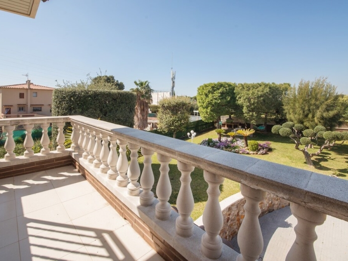 image R60 Villa con jardín y piscina 19