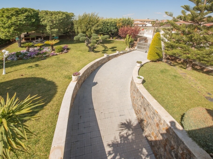 image R60 Villa con jardín y piscina 20