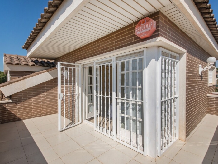 image R60 Villa con jardín y piscina 22