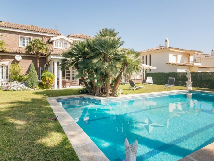 image R60 Villa con jardín y piscina 23