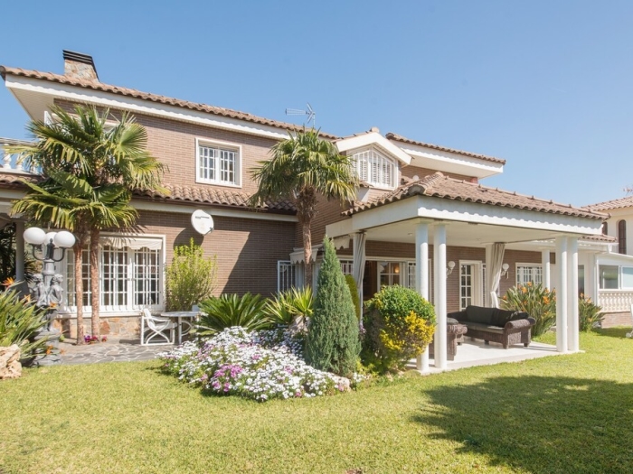 image R60 Villa con jardín y piscina 24