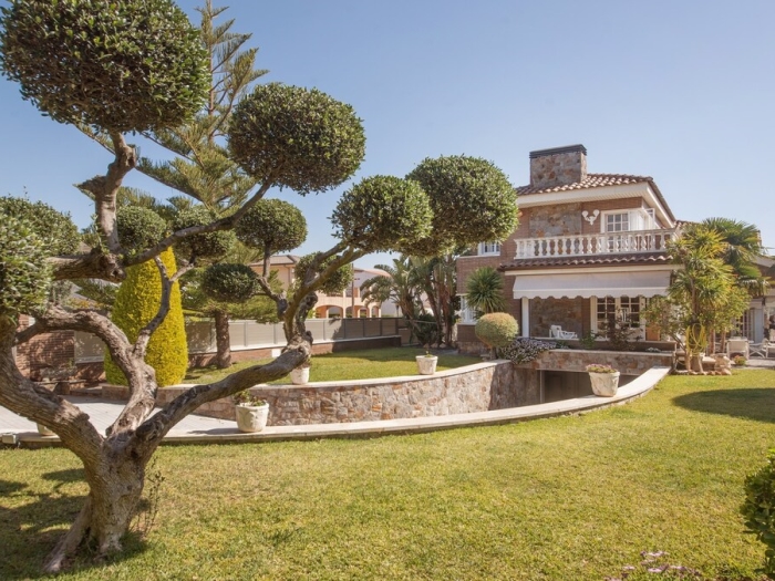 image R60 Villa con jardín y piscina 25