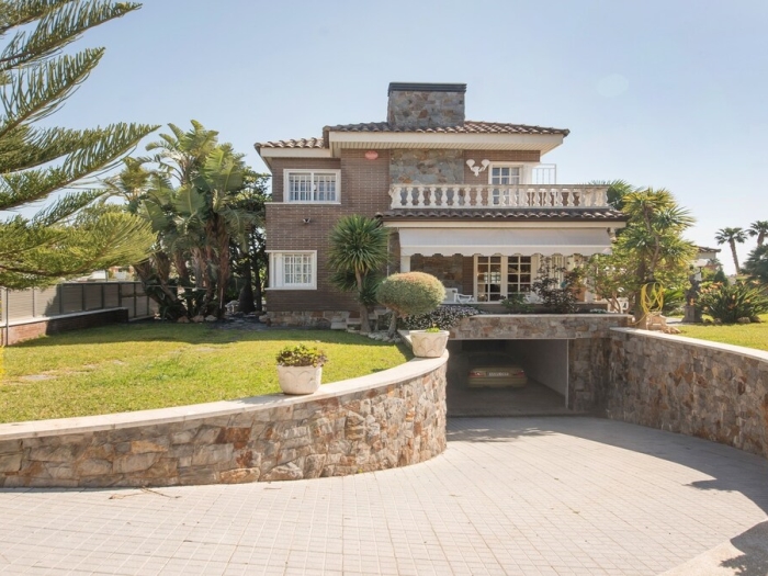 image R60 Villa con jardín y piscina 26