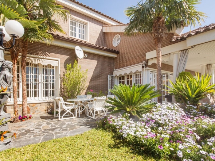 image R60 Villa con jardín y piscina 27