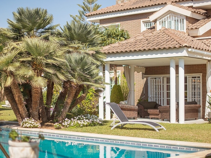image R60 Villa con jardín y piscina 28