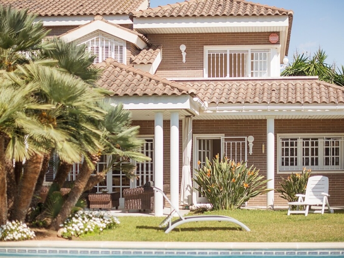image R60 Villa con jardín y piscina 29