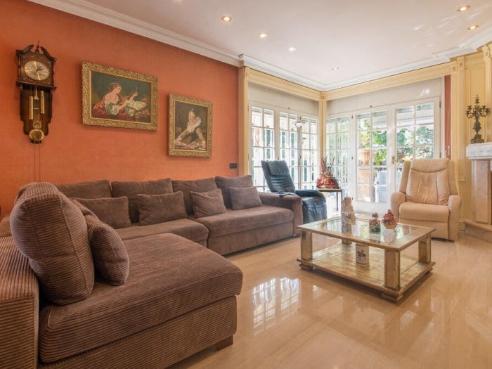image R60 Villa con jardín y piscina 2
