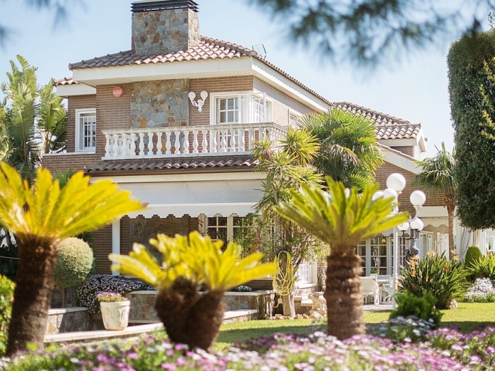 image R60 Villa con jardín y piscina 31
