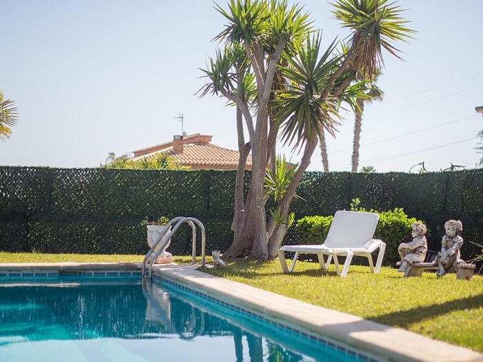 image R60 Villa con jardín y piscina 32