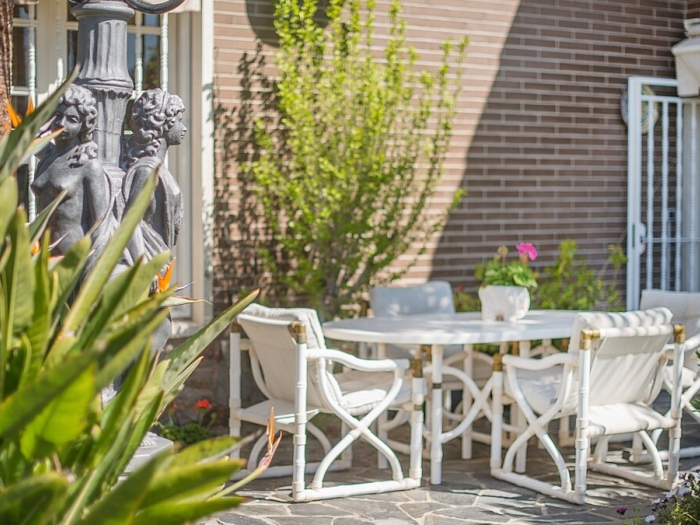 image R60 Villa con jardín y piscina 3