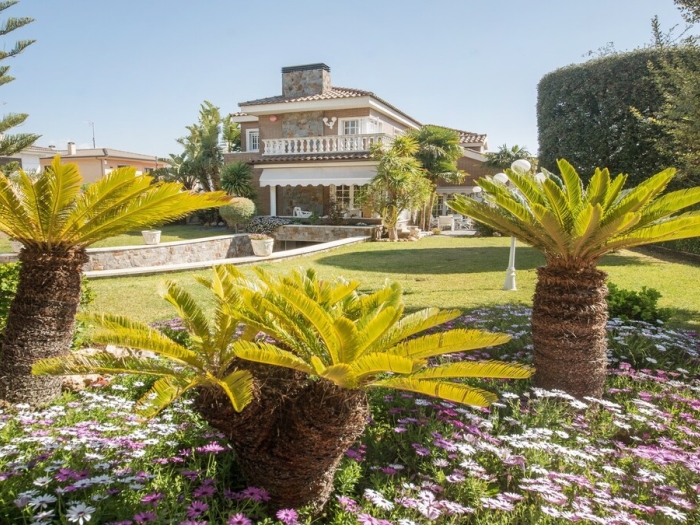 image R60 Villa con jardín y piscina 4