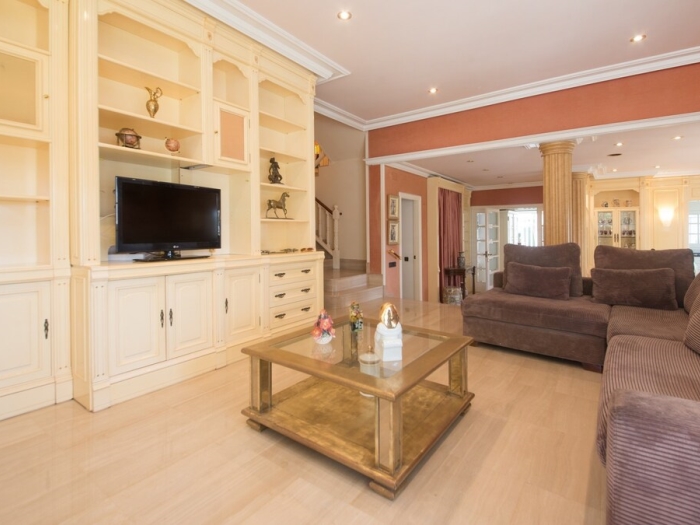 image R60 Villa con jardín y piscina 5