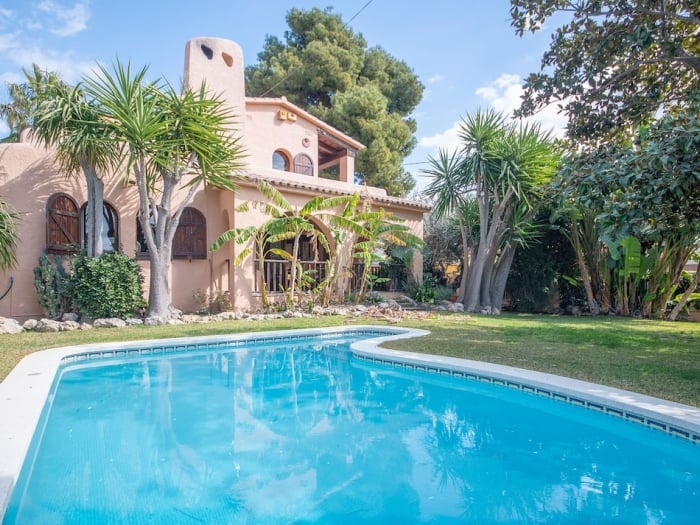 R84 Villa con Piscina y pista de Tenis