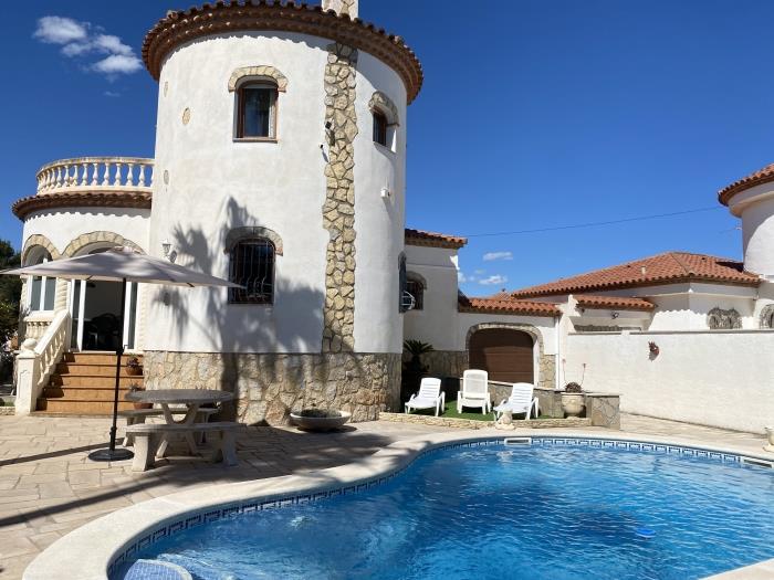 Spacieuse villa avec piscine privée à 900 m de la plage