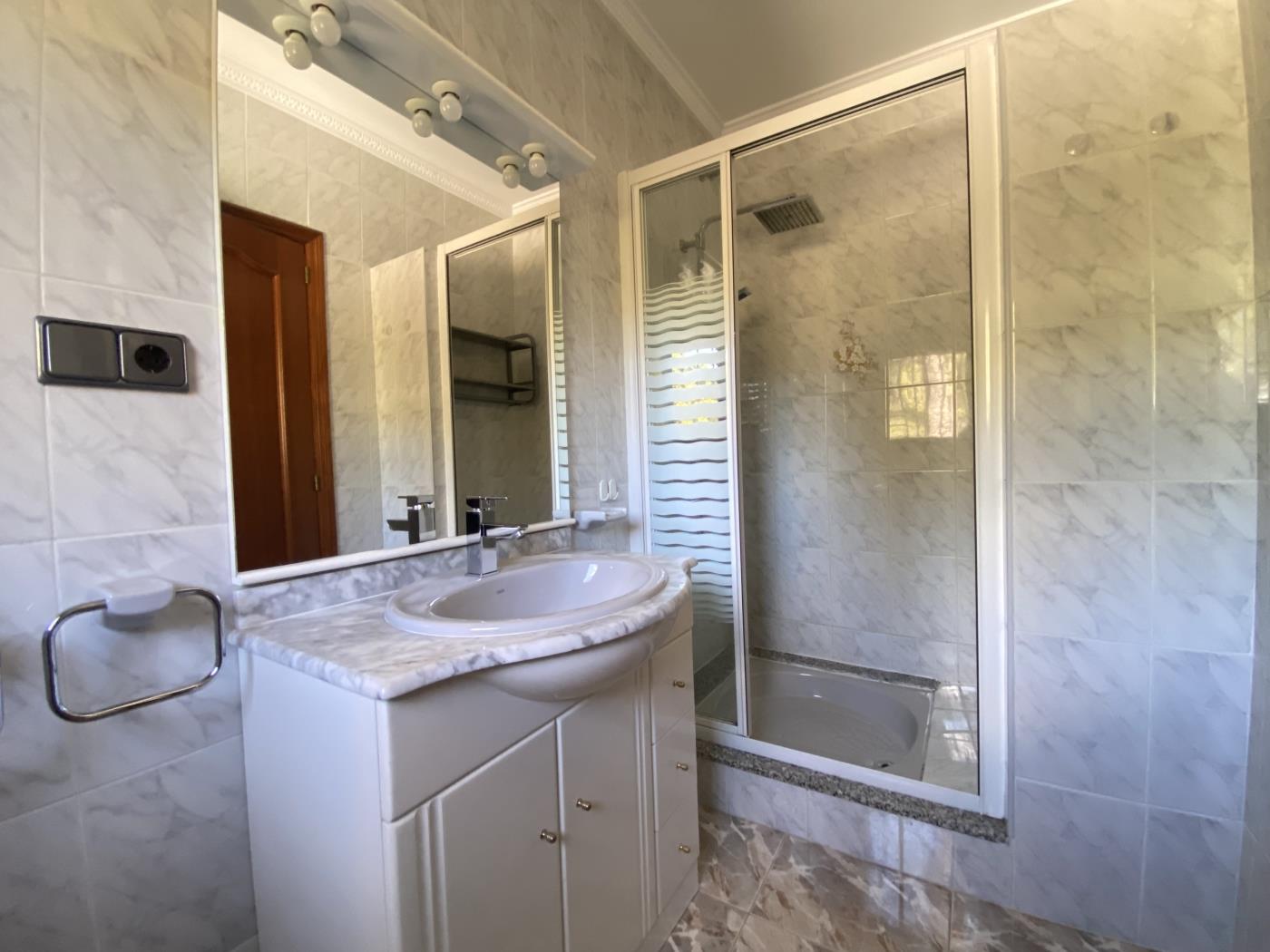 image TH45 Spacieuse villa avec piscine privée à 900 m de la plage 15