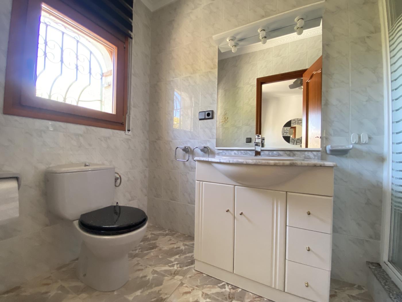 image TH45 Spacieuse villa avec piscine privée à 900 m de la plage 16