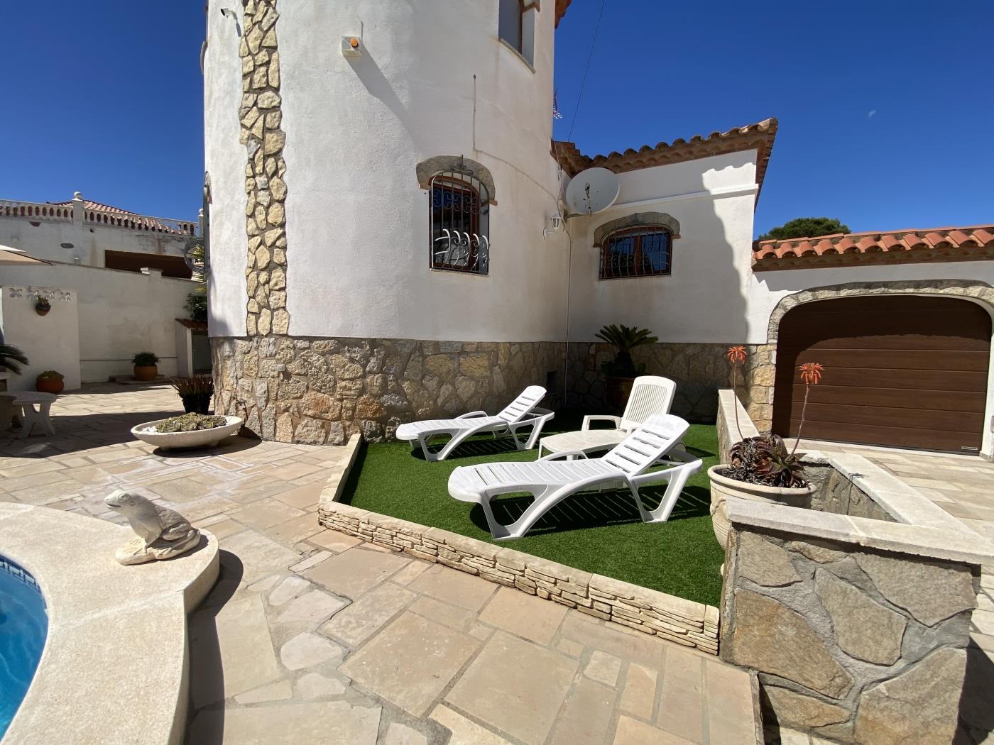 image TH45 Spacieuse villa avec piscine privée à 900 m de la plage 30