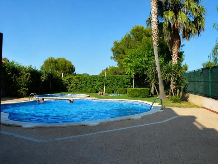 TH46 Maison méditerranéenne · Piscine, terrasses et détente à Salou