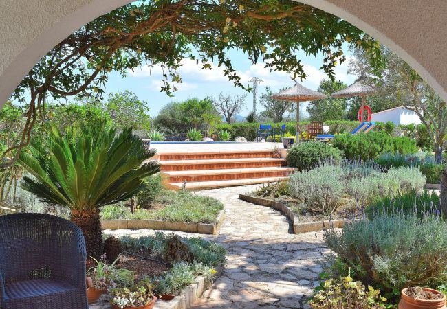 Особняк на Santa Margalida - Can Burguet 099 encantadora finca en la naturaleza con precioso jardín, piscina privada y WiFi