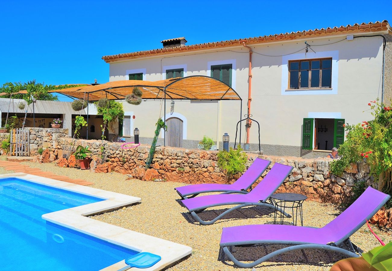Особняк на Llubi - Sa Vinyota Gran 131 finca tradicional con piscina privada, jardín, aire acondicionado y WiFi