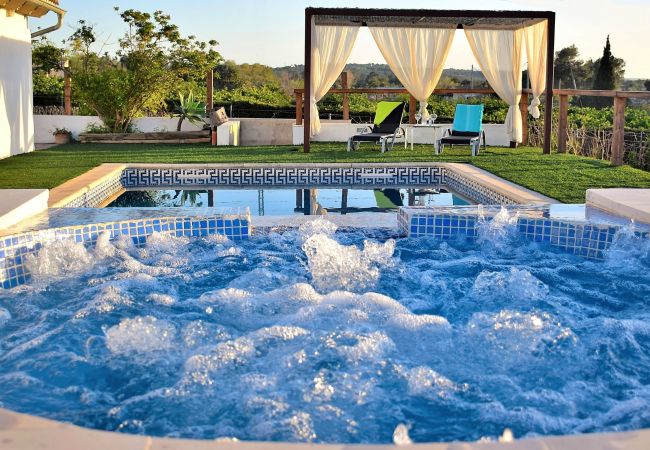  на Muro - Can Butxaquí 160 fantástica villa con piscina privada y jacuzzi, aire acondicionado, barbacoa y WiFi